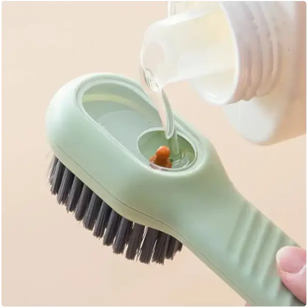 Brosse de nettoyage des chaussures avec distributeur de liquide